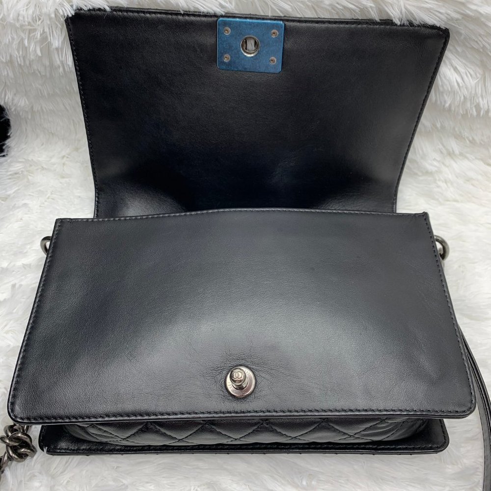 ❌SOLD❌ Chanel New Medium Enchained Black Boy Bag - Picture 7 of 8